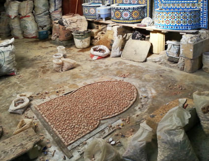 Maurische Mosaiken werden mit der Schauseite nach unten gelegt.