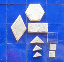 Zelliges als Quadrat, Riemchen, Raute, Sechseck, Dreieck. In Standardgrößen oder als Sonderanfertigung nach Maß