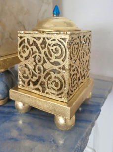 Dekorpaneele als Leuchte • Florales Motiv Slimania vergoldet, reizvoll zu blauem Marmor • Kundenfoto