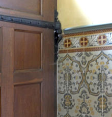 Zementfliesen als Wandfliesen, hier in der Wallfahrtsstätte Hülfensberg im Eichsfeld, Thüringen