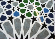 Reliefleisten für Wandfliesen. Dekorative Unterbrechung oder krönender Abschluss