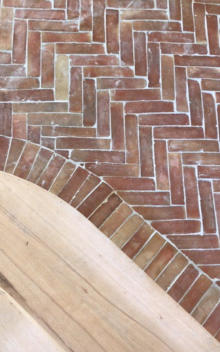 Terracotta-Fliesen verlegen, hier als Fischgrät • Kundenfoto