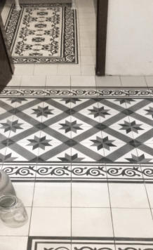 Alles auf einem „Schwarz-Weiß-Bild“: Zementfliesen in Grau und in Schwarz-Weiß in Bad, Flur und Küche • Kundenfoto