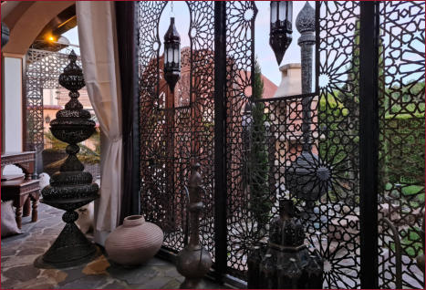 Orientalisch einrichten. Dekorpaneele Laserschnitt mit orientalischem Muster verzaubert eine Terrasse • Kundenfoto