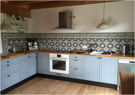 Fliesenspiegel mit Zementfliesen in der Küche • Kundenfoto