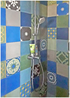Zementfliesen Patchwork in der Dusche • Kundenfoto