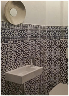 Gäste-WC mit andalusischen Fliesen • Kundenfoto 